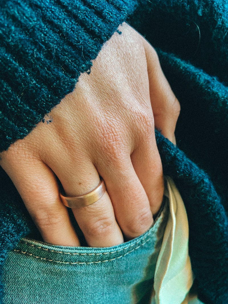 Anillo Cobre Liso Mujer en la naturaleza