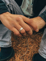 Anillo Plata Rayado Hombre en la naturaleza