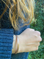 Pulsera Cobre Rayada Mujer en la naturaleza