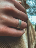 Anillo Plata Rayado Mujer en la naturaleza