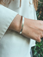 Pulsera Plata Martillada Mujer en la naturaleza
