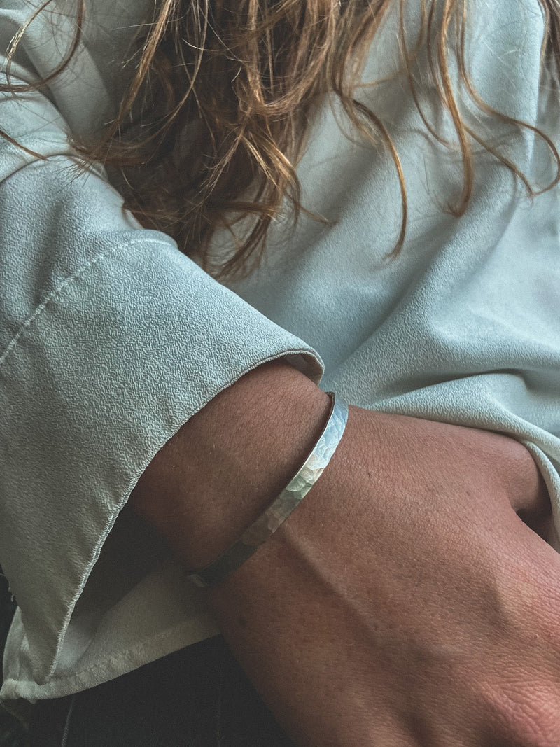 Pulsera Plata Martillada Mujer en la naturaleza