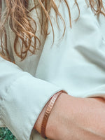 Pulsera Cobre Rayada Mujer en la naturaleza