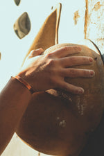 Pulsera Cobre Lisa Hombre en la naturaleza