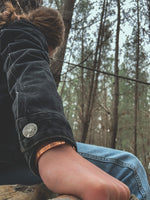 Pulsera Cobre Lisa Mujer en la naturaleza