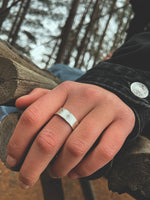 Anillo Plata Martillado Mujer en la naturaleza