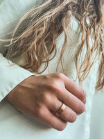 Anillo Cobre Liso Mujer en la naturaleza
