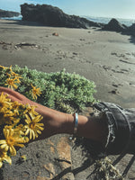 Pulsera Plata Lisa Mujer en la naturaleza