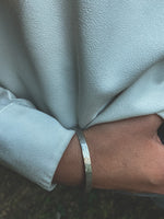 Pulsera Plata Martillada Mujer en la naturaleza