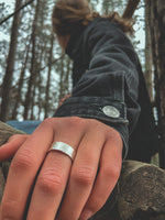 Anillo Plata Martillado Mujer en la naturaleza