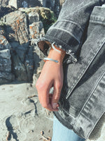 Pulsera Plata Lisa Mujer en la naturaleza