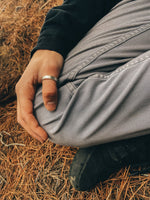 Anillo Plata Liso Hombre en la naturaleza