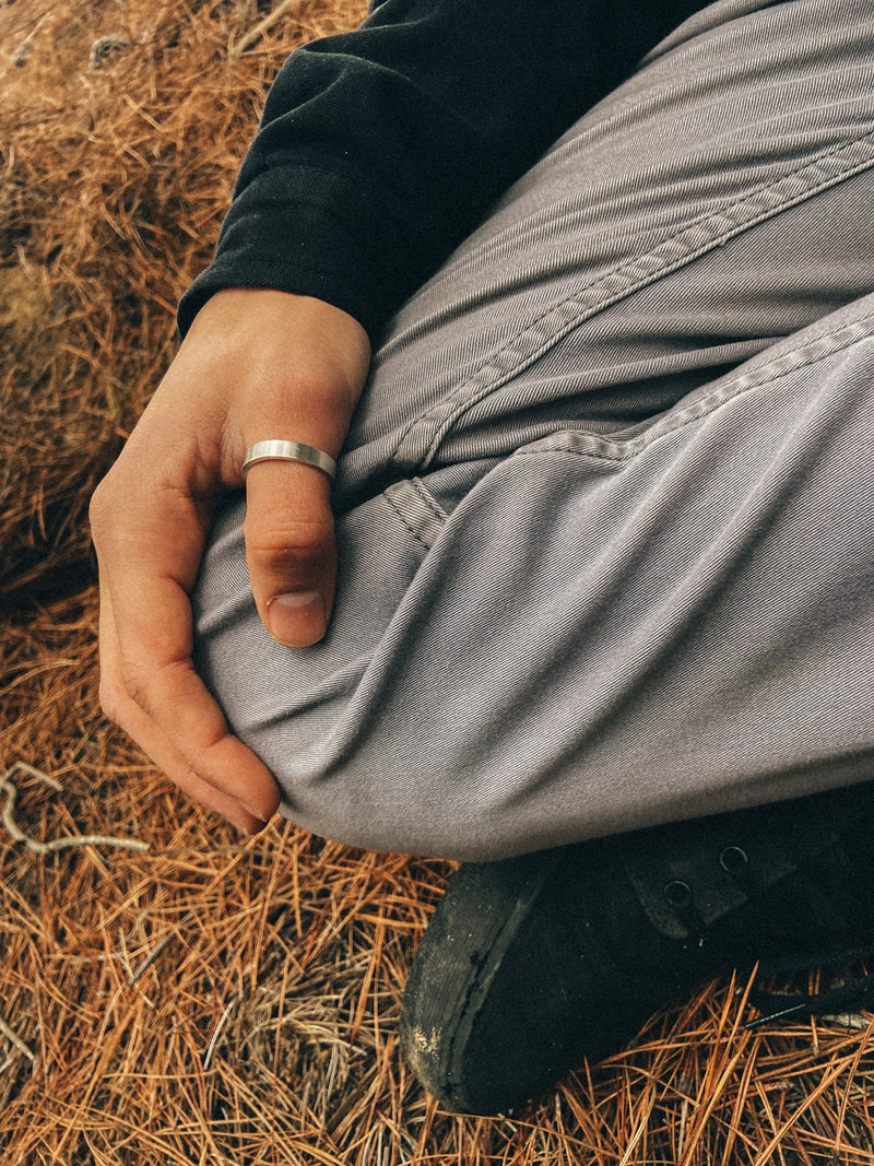 Anillo Plata Liso Hombre en la naturaleza