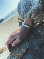 Pulsera Plata Lisa Mujer en la naturaleza