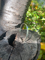 Pulsera Plata Martillada Mujer en la naturaleza