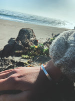 Pulsera Plata Lisa Mujer en la naturaleza