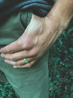 Anillo Plata Martillado Hombre en la naturaleza