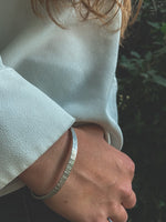 Pulsera Plata Rayada Mujer en la naturaleza