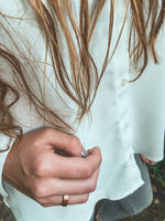 Anillo Cobre Liso Mujer en la naturaleza