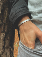 Pulsera Plata Rayada Hombre en la naturaleza
