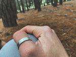 Anillo Plata Liso Hombre en la naturaleza
