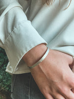 Pulsera Plata Martillada Mujer en la naturaleza
