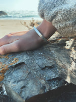 Pulsera Plata Lisa Mujer en la naturaleza