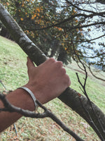 Pulsera Plata Rayada Hombre en la naturaleza