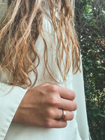 Anillo Cobre Liso Mujer en la naturaleza