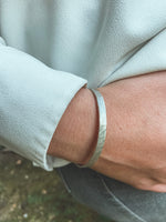 Pulsera Plata Martillada Mujer en la naturaleza