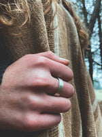 Anillo Plata Liso Mujer en la naturaleza