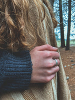 Anillo Plata Liso Mujer en la naturaleza