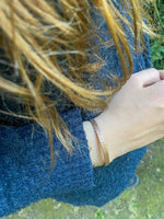 Pulsera Cobre Rayada Mujer en la naturaleza