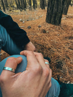 Anillo Plata Liso Hombre en la naturaleza