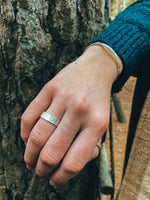Anillo Plata Rayado Mujer en la naturaleza