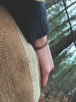 Pulsera Cobre Rayada Mujer en la naturaleza