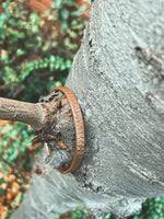 Pulsera Cobre Rayada Mujer en la naturaleza