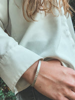 Pulsera Plata Rayada Mujer en la naturaleza