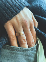 Anillo Cobre Liso Mujer en la naturaleza