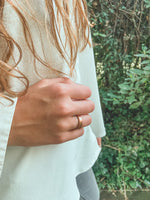 Anillo Cobre Liso Mujer en la naturaleza