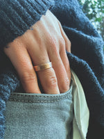 Anillo Cobre Liso Mujer en la naturaleza