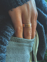 Anillo Cobre Liso Mujer en la naturaleza