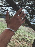 Pulsera Plata Rayada Hombre en la naturaleza