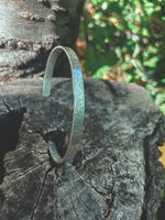 Pulsera Plata Martillada Mujer en la naturaleza