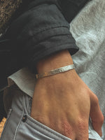 Pulsera Plata Martillada Hombre en la naturaleza