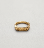 Anillo Sello Mini hecho a mano, vista en ángulo mostrando su frente plano texturado