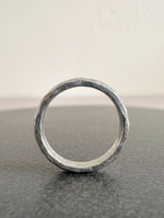 Anillo de plata martillado Ley 950 de pie, mostrando su banda cerrada y textura artesanal